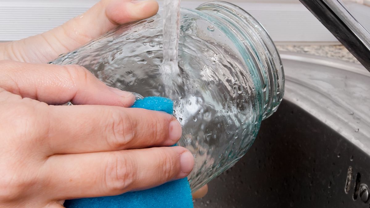 Jak pozbyć się uciążliwego zapachu ze słoików?