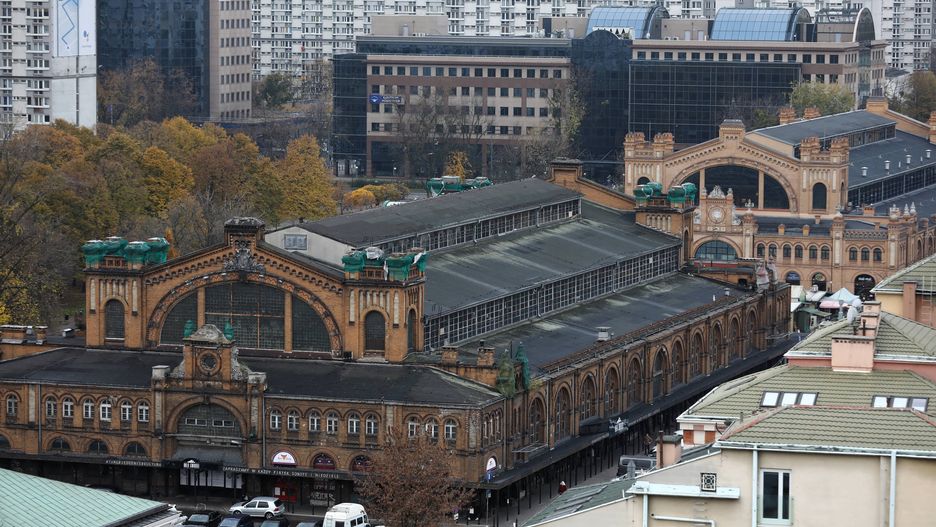 Hala Mirowska. Jednorazowa maseczka chirurgiczna kosztuje od 6 do 8 zł.