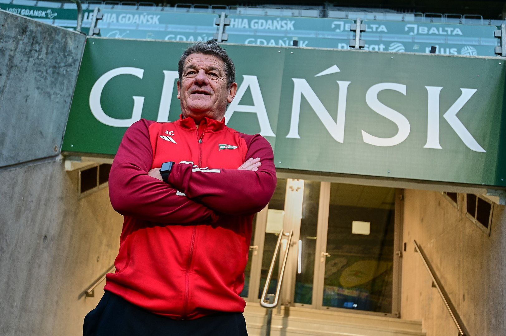 Angielski szkoleniowiec John Carver pracuje w Lechii Gdańsk od grudnia 2024 roku. Już wiadomo, że nadal będzie z biało-zielonymi