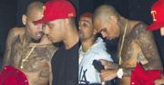Chris Brown pokazuje na klatę na imprezie...