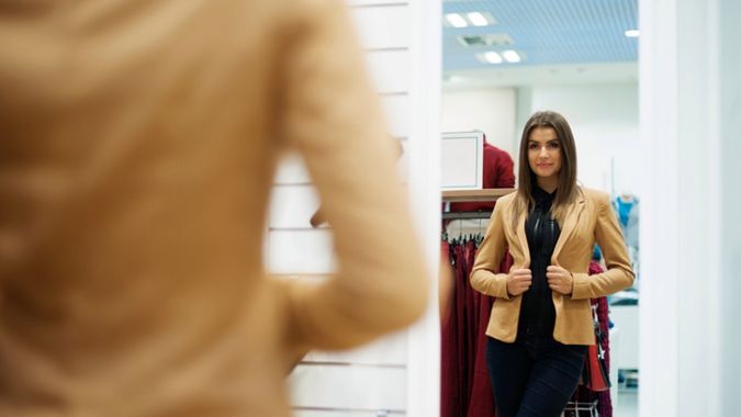 Marynarki i żakiety potrafią świetnie ukryć boczki i za duże biodra