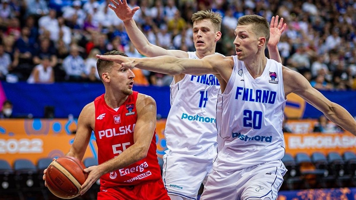 Zdjęcie okładkowe artykułu: Materiały prasowe / FIBA / Na zdjęciu: Jakub Schenk (z lewej) blokowany przez Finów