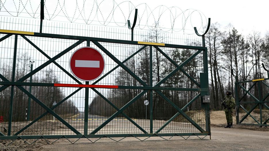 Granica bia?orusko-ukrai?ska w Dywinie
Belarusian border guards patrol along the frontier near the Divin border crossing point between Belarus and Ukraine in the Brest region on February 15, 2023. (Photo by Natalia KOLESNIKOVA / AFP)
NATALIA KOLESNIKOVA