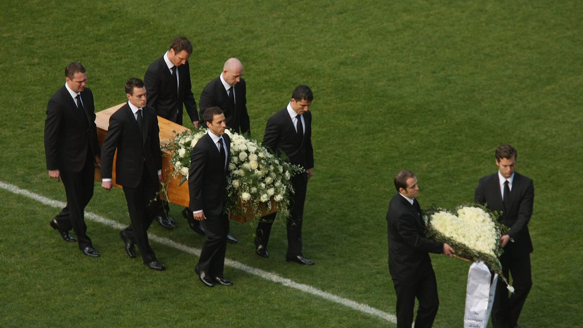 Zdjęcie okładkowe artykułu: Getty Images /  / Na zdjęciu: pogrzeb Roberta Enke