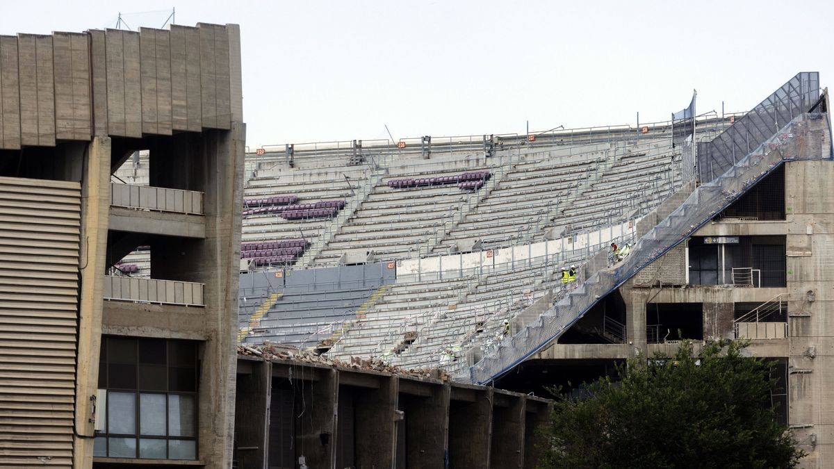 Spotify Camp Nou construction works
epa10691020 General view of construction works at Spotify Camp Nou stadium after the approval of the license for the first phase of the remodeling works of the stadium of FC Barcelona, Spain, 14 June 2023. This permit includes tasks related to earthworks, retaining walls and perimeter screens and foundations for the construction of the basin that is developed on the floors below ground for the subsequent execution of the main work.  EPA/Marta Perez 
Dostawca: PAP/EPA.
Marta Perez