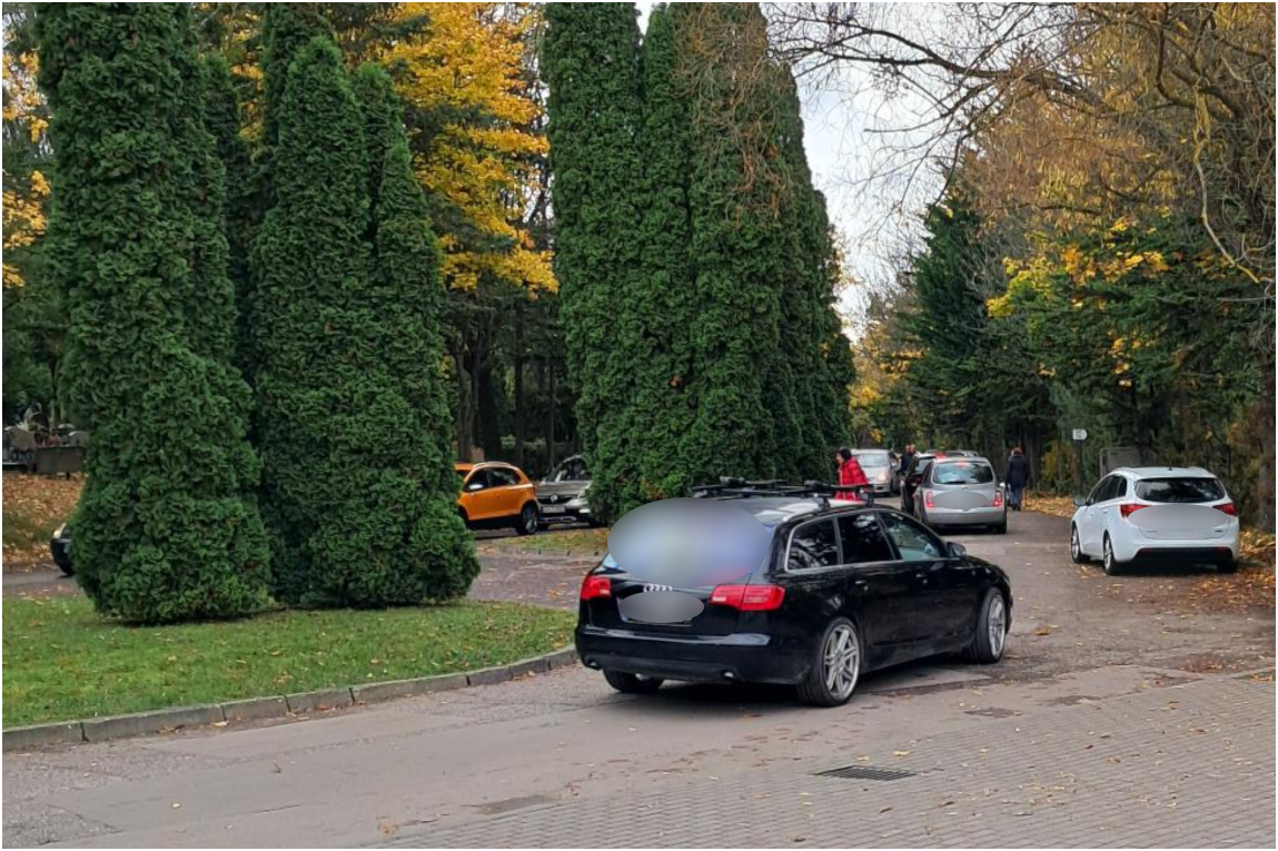 Auto korkowały główną drogą największego cmentarza