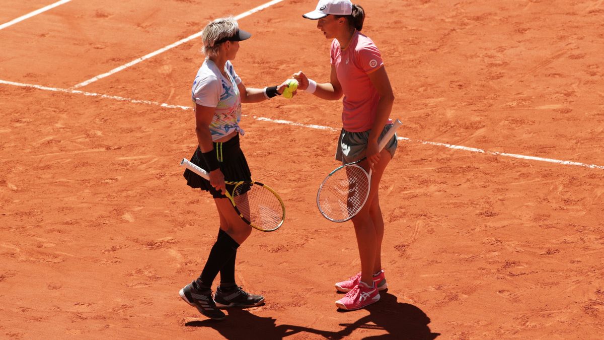 Getty Images / Na zdjęciu: Bethanie Mattek-Sands i Iga Świątek