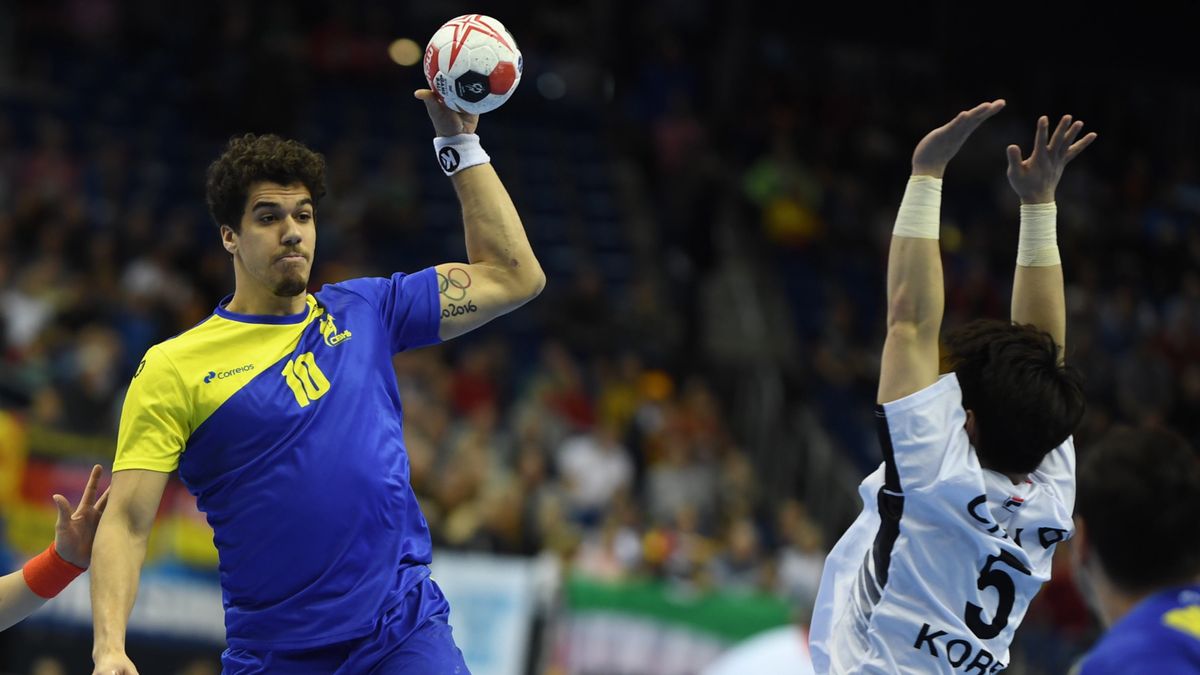 PAP/EPA / CLEMENS BILAN  / Na zdjęciu: Jose Toledo (z lewej) oraz Choi Beom-Mun