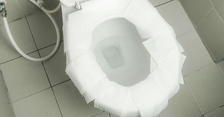 Kładziesz papier na desce sedesowej w publicznej toalecie? Popełniasz ogromny błąd