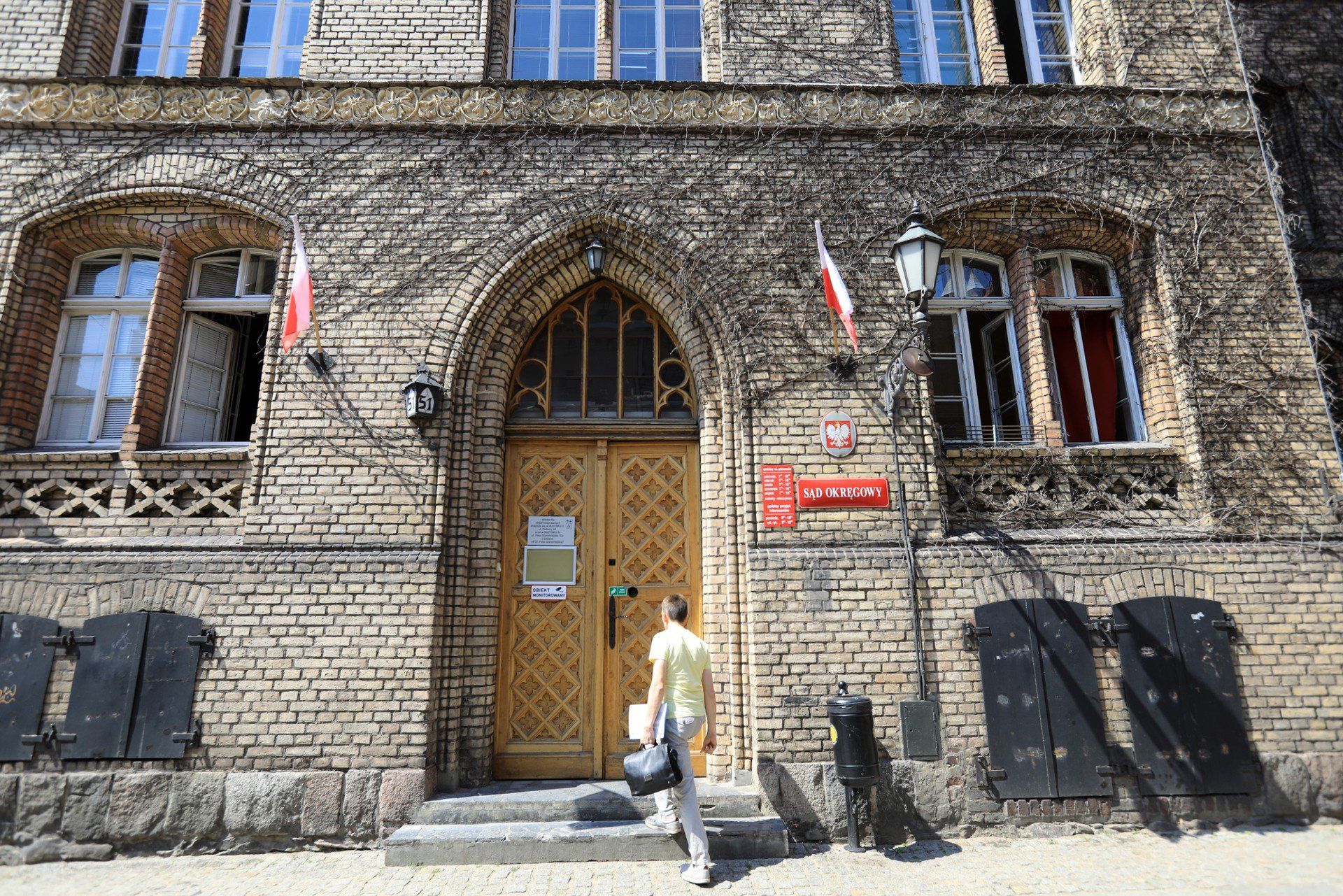 Kamil I., były już przedstawiciel firmy fotowoltaicznej &#34;ZERS&#34; 6 października usłyszał wyrok w Sądzie Okręgowym w Toruniu. Za oszustwa skazany został na 1,5 bezwzględnego więzienia. Ma też oddać przywłaszczone pieniądze.