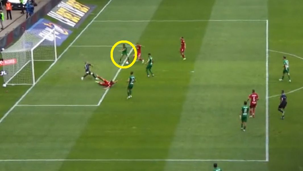 Twitter / Canal+ Sport / Na zdjęciu: gol samobójczy Janasika