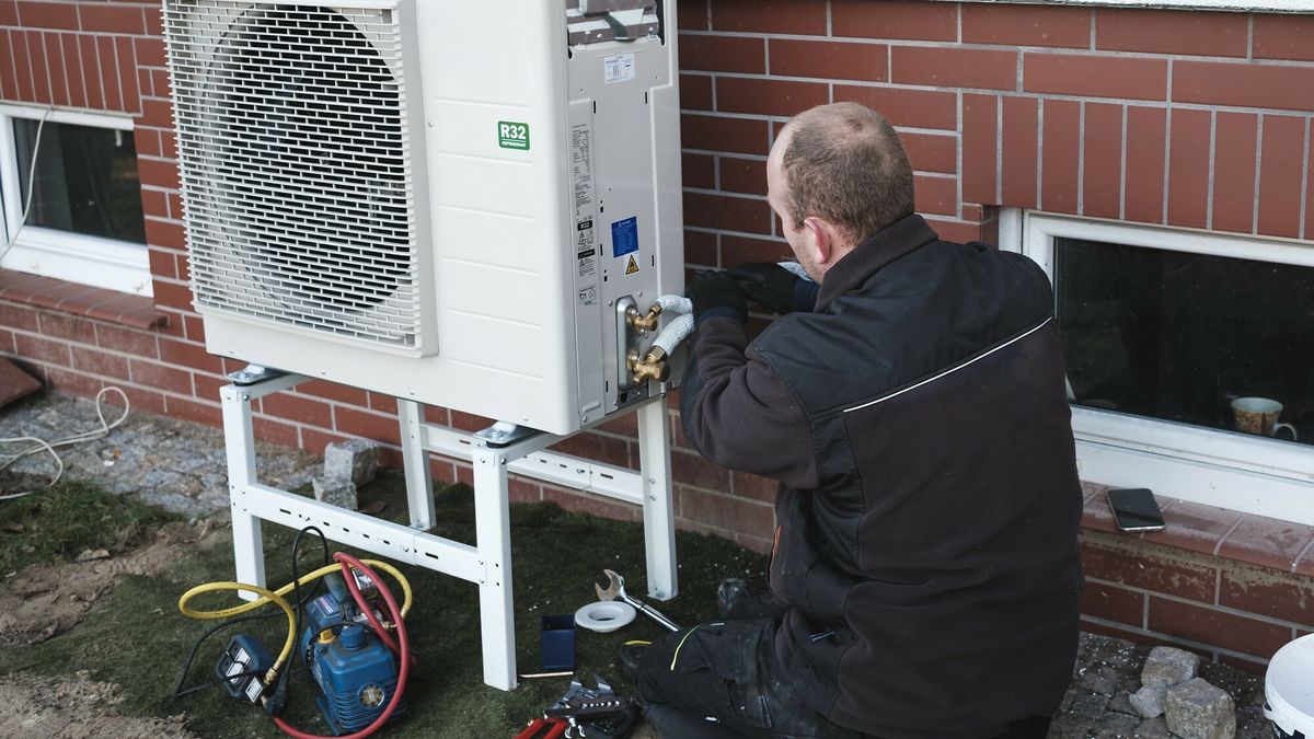 Pompa ciepła podczas instalacji. Program Moje Ciepło to nawet 21 tys. zł dla właścicieli domów