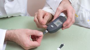 Glukoza z moczu zamiast z krwi? Naukowcy pracują nad optycznym czujnikiem