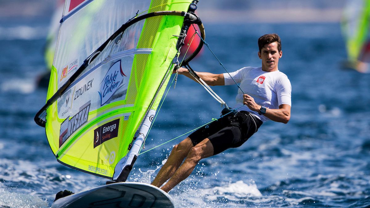 Zdjęcie okładkowe artykułu: Materiały prasowe / Pedro Martinez / Sailing Energy / World Sailing / Na zdjęciu: Piotr Myszka w olimpijskiej klasie RS:X