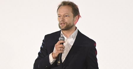 "Żałosne i absurdalne" ruchy w TVP? Afera wokół serialu ze Stuhrem