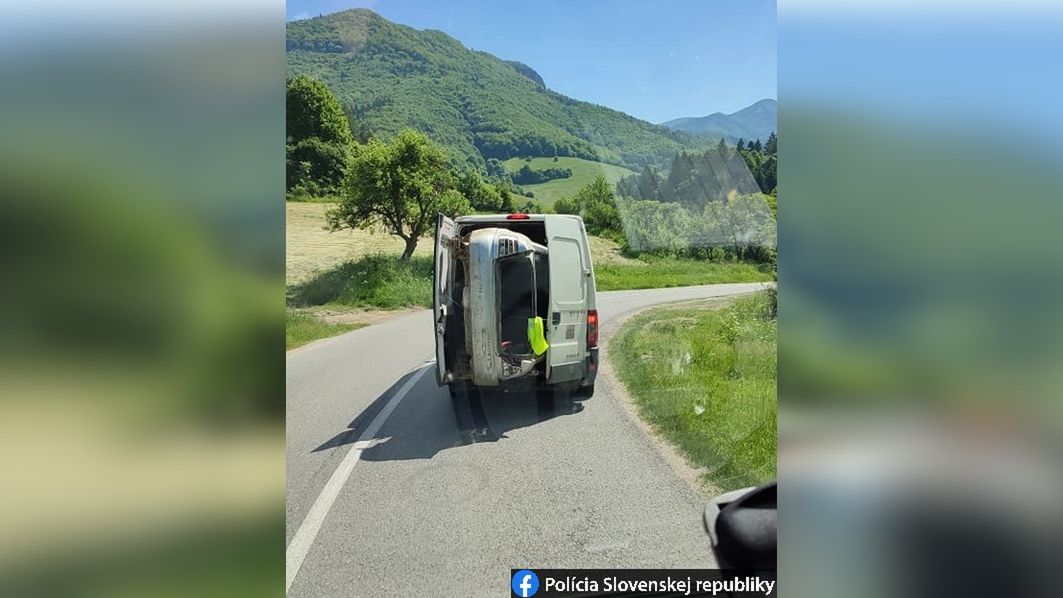 Jedynym zabezpieczeniem była linka pomiędzy drzwiami.