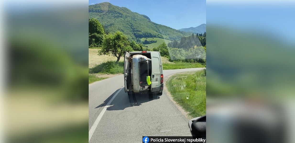 Przewoził na pace vana auto. Słowaccy policjanci nie wierzą własnym oczom