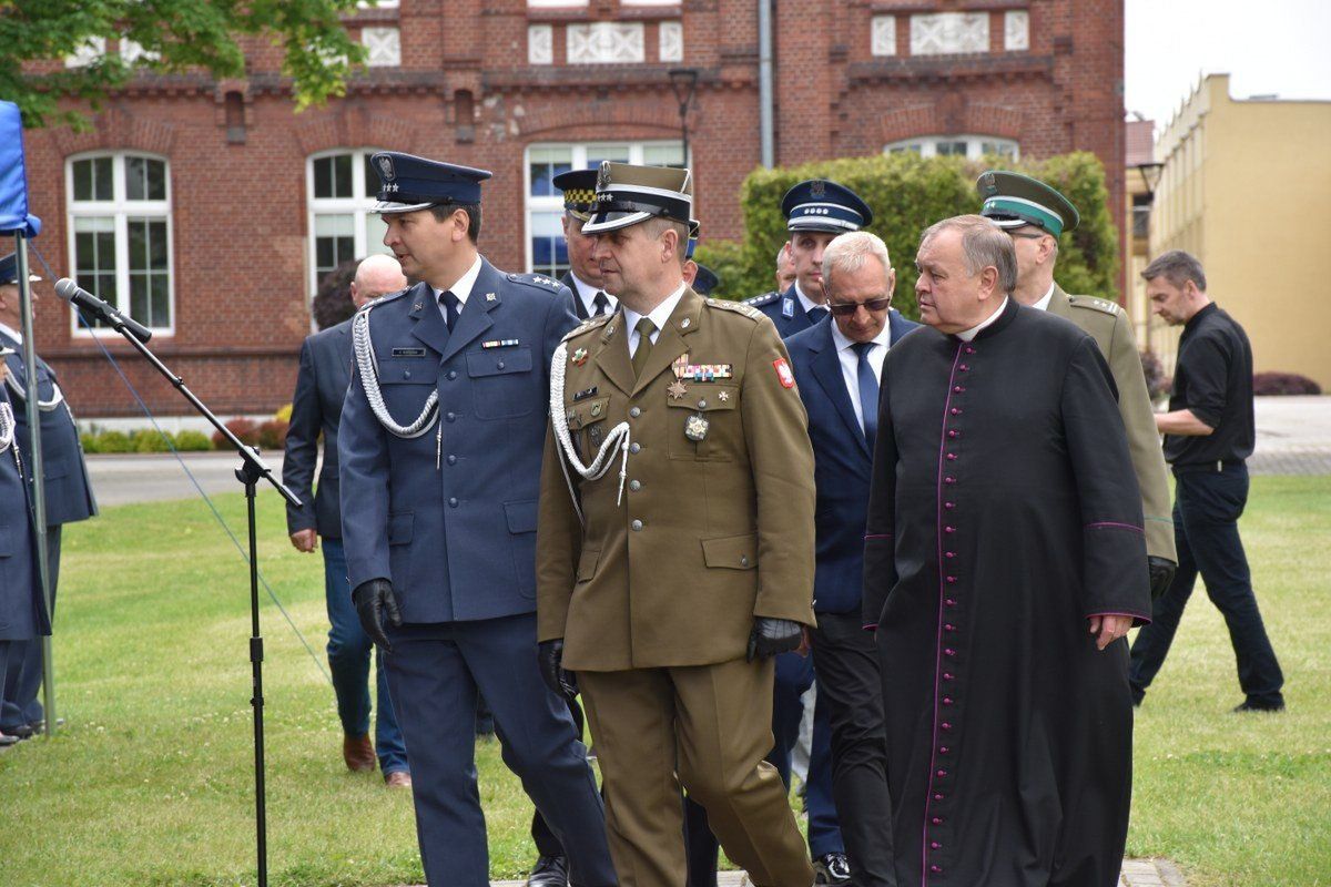 22.05.2025r. Uroczyste zakończenie studiów odbyło się w kampusie mundurowym Akademii Wymiaru Sprawiedliwości w Kaliszu. Studia zakończyło 545 funkcjonariuszy Służby Więziennej