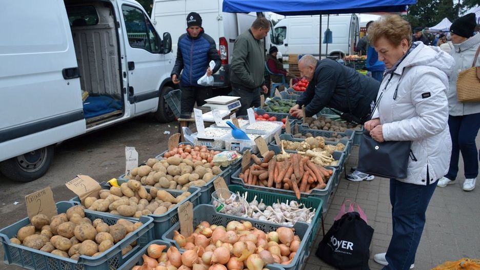 Owoce i warzywa na na placu targowym w Stalowej Woli