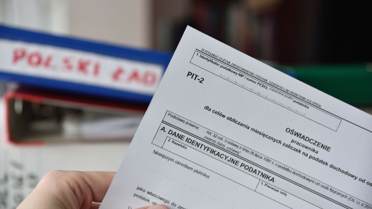 Osoby rozliczające najem prywatny według skali podatkowej i jednocześnie osiągające przychody ze stosunku pracy nie mogą złożyć swojemu pracodawcy PIT-2 - wyjaśnia prawo.pl 