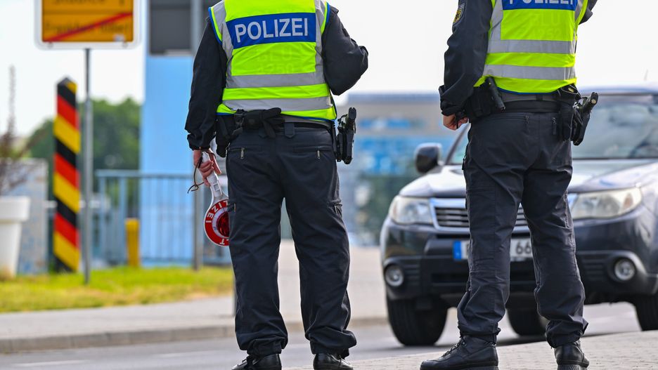 Debate in Brandenburg about stationary border controls
25 May 2023, Brandenburg, Frankfurt (Oder): Officers of the Federal Police stand at the German-Polish border crossing Stadtbr�cke in Frankfurt (Oder) during entry into Germany. Brandenburg's Minister President Woidke insists on stationary controls by the federal police at the Brandenburg-Polish border. This is intended to achieve a stronger fight against smuggling, in particular, which has increased significantly in recent days and weeks. Photo: Patrick Pleul/dpa 
Dostawca: PAP/DPA
Patrick Pleul
Refugees, Border, Poland, Asylum, Border crossing, Federal Police, Control, Controls, Immigration