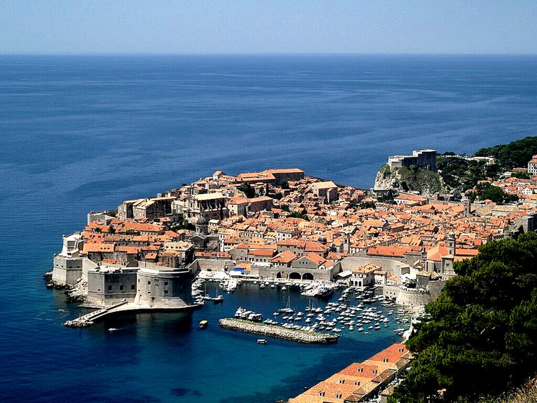 Dojeżdżając w takie miejsce polscy turyści zwykle mają portfele wypchane za drogo kupionymi walutami