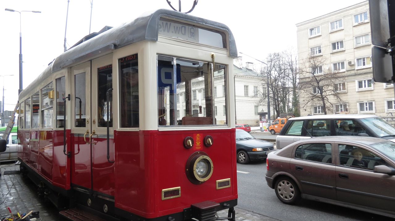 Zabytkowy tramwaj zamiast miejsc parkingowych