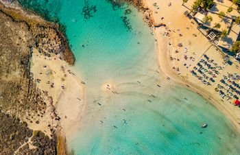 Rajska wyspa wraca do gry. Dolecisz w trzy godziny, a wczasy zarezerwujesz od 1060 zł