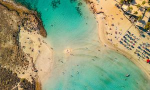 Rajska wyspa wraca do gry. Dolecisz w trzy godziny, a wczasy zarezerwujesz od 1060 zł