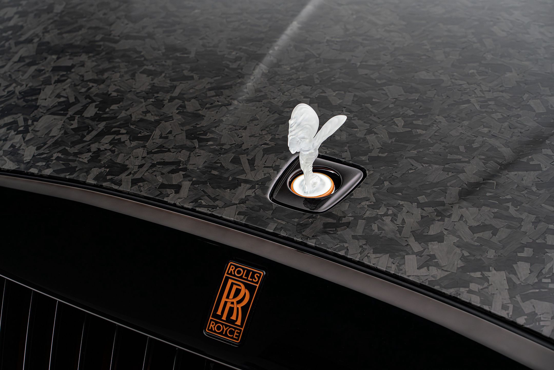 Wnętrze Rolls-Royce'a Spectre od Mansory wypełnione jest włóknem węglowym