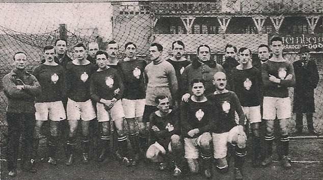 Reprezentacja Polski przed historycznym meczem z Węgrami. Imre Pozsonyi pierwszy z lewej
