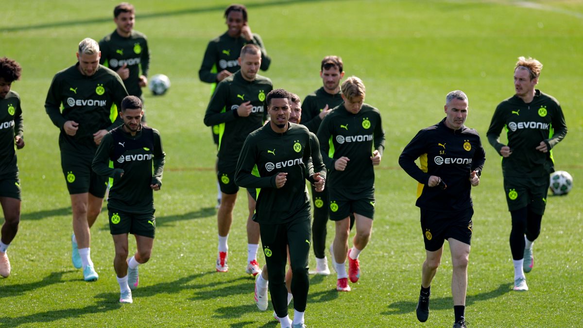 PAP/EPA / CHRISTOPHER NEUNDORF / Na zdjęciu: piłkarze Borussii Dortmund