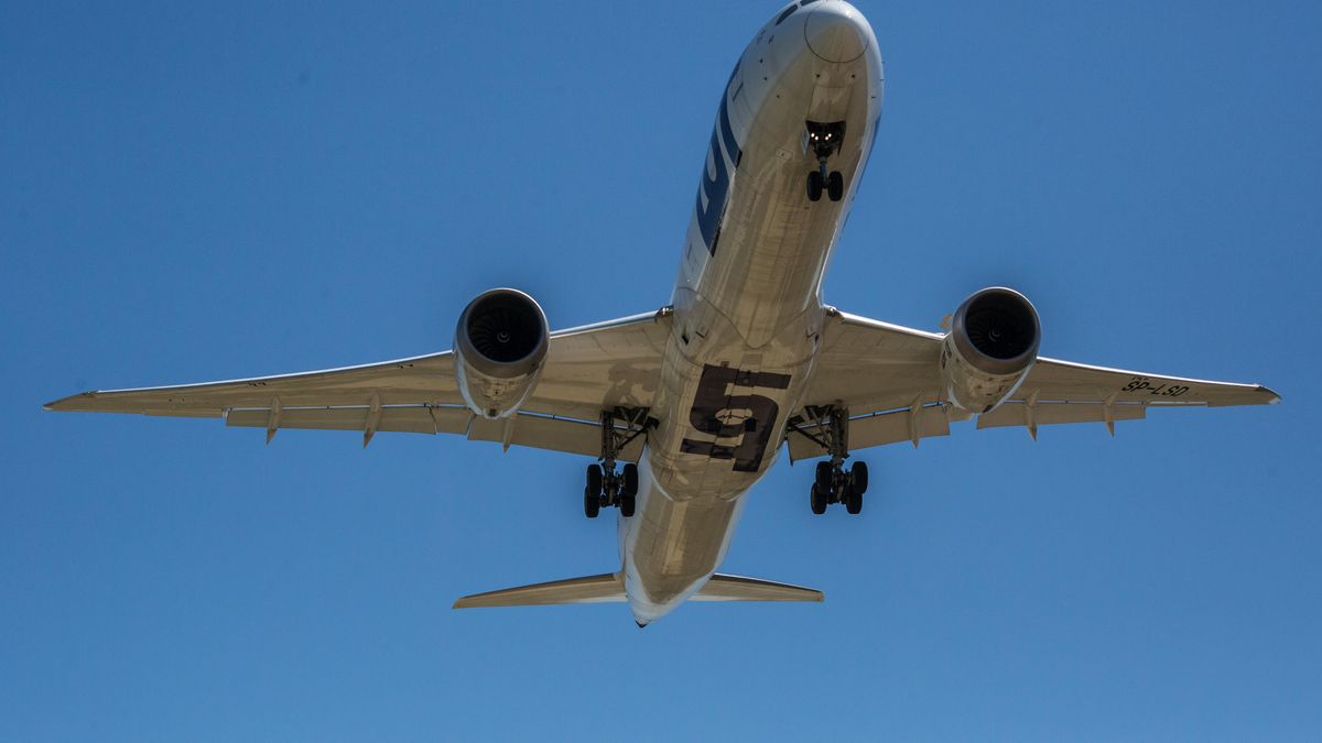 BARCELONA, CATALONIA, SPAIN - 2022/05/31: A LOT Polish Airlines airplane is seen landing at El Prat Airport. (Photo by Thiago Prudencio/SOPA Images/LightRocket via Getty Images)