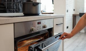 Ten błąd przy piekarniku winduje rachunki. Większość go robi