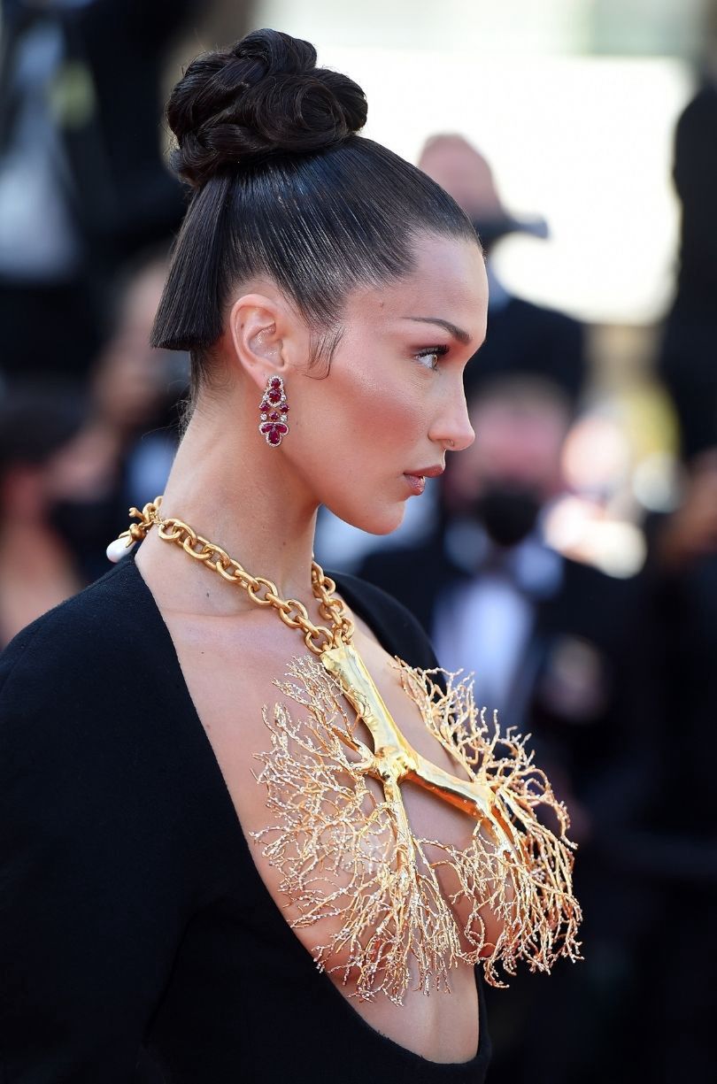 Bella Hadid paraduje po czerwonym dywanie w Cannes w naszyjniku imitującym płuca