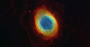 Zapierające dech w piersi zdjęcie mgławicy Pierścień wygląda jak kolorowe oko