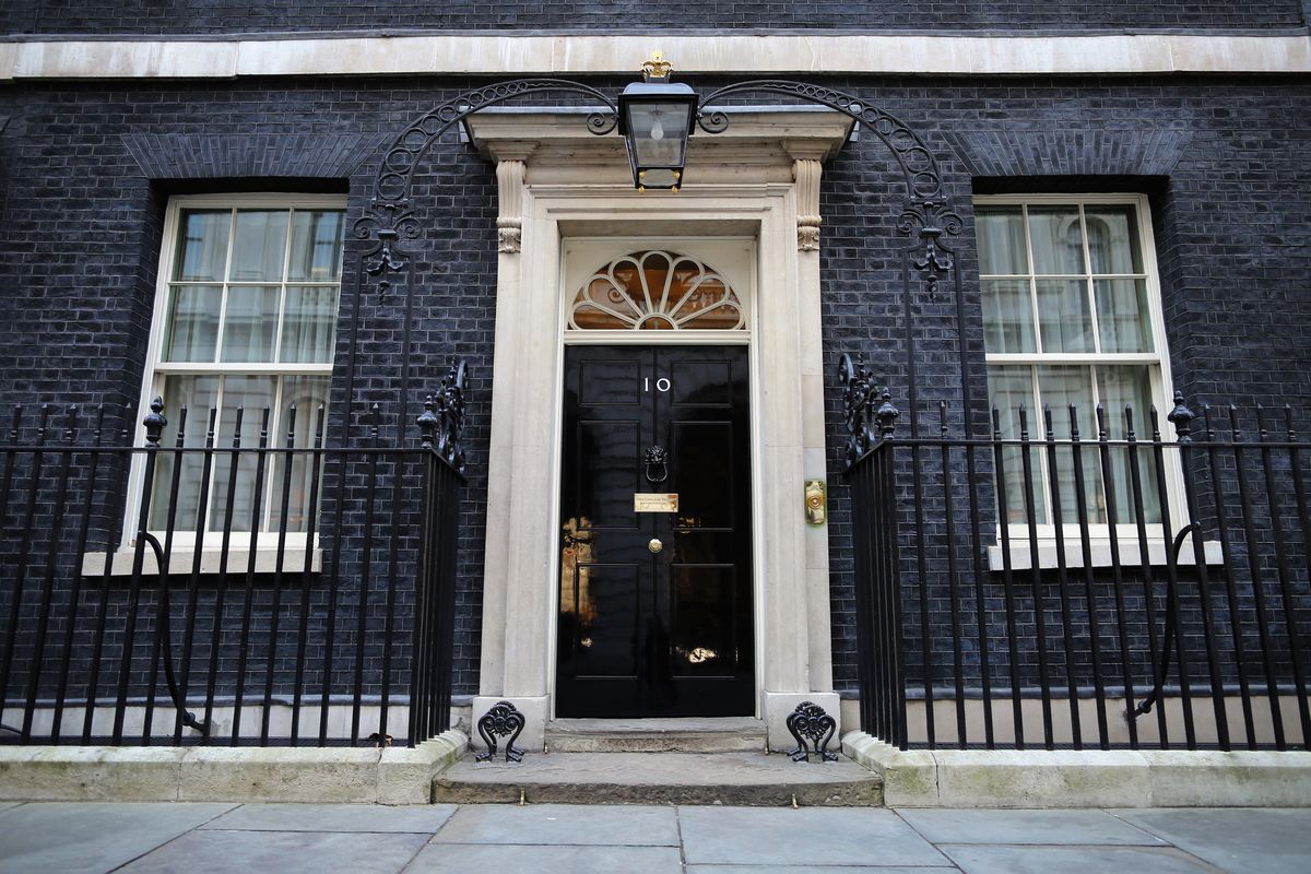 10 Downing Street. Słynne drzwi główne, przez które przechodzą najważniejsi politycy 