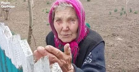 Tylko ta 87-latka nie ewakuowała się z wioski. "Pochowałam tu sześcioro dzieci"