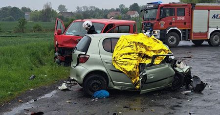 Zderzenie busa i osobówki pod Legnicą. Nie żyje 49-latka