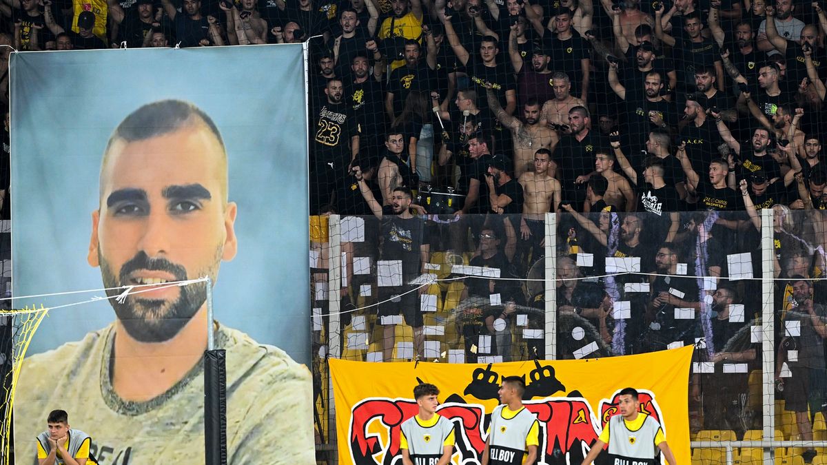 Fani AEK-u Ateny i podobizna Michalisa Katsourisa