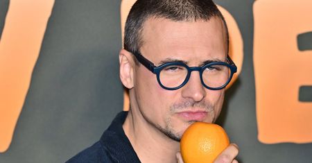 Nagusieńki Mateusz Damięcki. To prezent dla żony