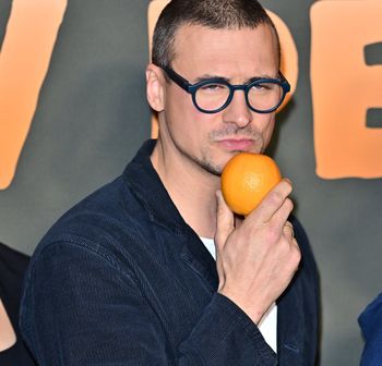 Nagusieńki Mateusz Damięcki. To prezent dla żony