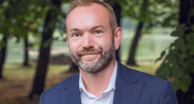 Rzecznik miejskiej spółki w Krakowie rezygnuje ze stanowiska po ujawnieniu na Facebooku skandalicznych wpisów