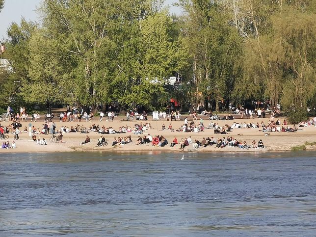 Wiosna w Warszawie. Plaża znów oblegana