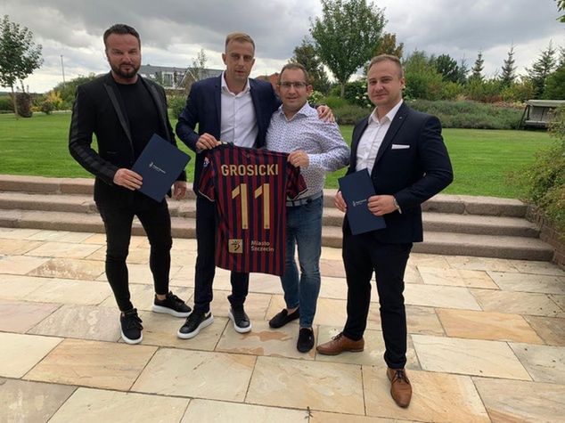 Kamil Grosicki zaraz po podpisaniu umowy z Pogonią Szczecin razem ze współpracownikami z agencji "iPrime Sport"