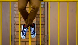 Modne spodnie na wiosnę. Jeansy, chinosy i joggery