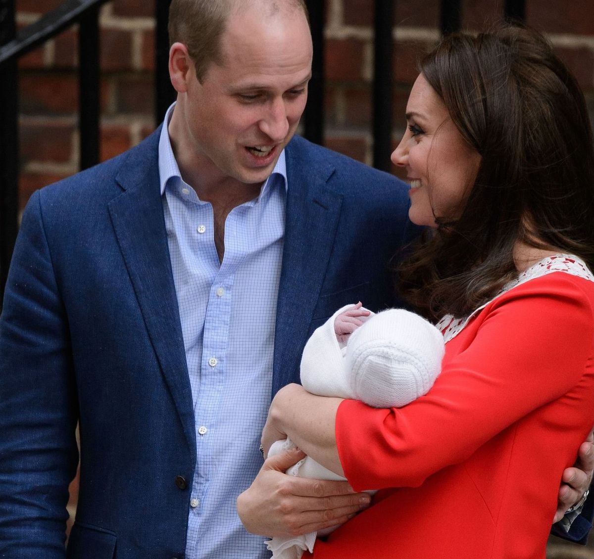 Księżna Kate i książę William szeptali przed szpitalem. Wiemy, o czym