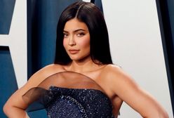 Kylie Jenner odsłoniła nogi i dekolt. Nie przerabia zdjęć? Internauci nie dowierzają