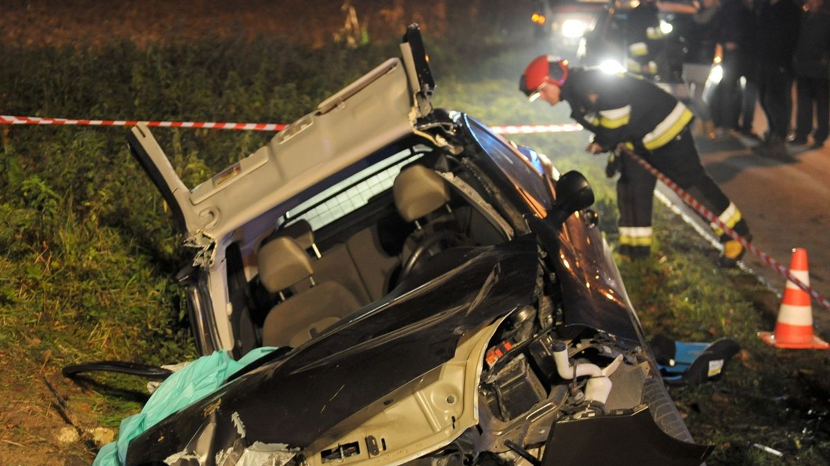 Kierowca Fiata na łuku drogi stracił panowanie nad pojazdem, zjechał z drogi i uderzył w betonowy przepust. Strażacy musieli rozciąć samochód, aby wydostać kierowce.