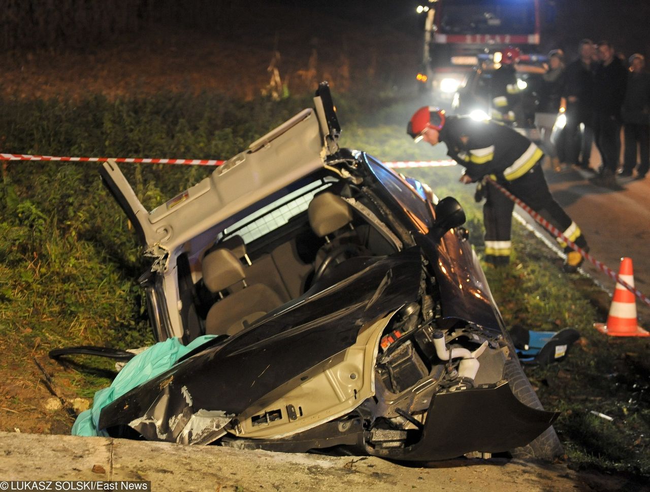 Kierowca Fiata na łuku drogi stracił panowanie nad pojazdem, zjechał z drogi i uderzył w betonowy przepust. Strażacy musieli rozciąć samochód, aby wydostać kierowce.